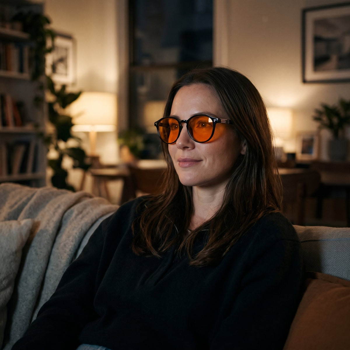 Le soir sur le canapé avec les lunettes moodim à verres orange