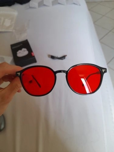 Photo d'acheteur : lunettes à verres rouges tenues en main