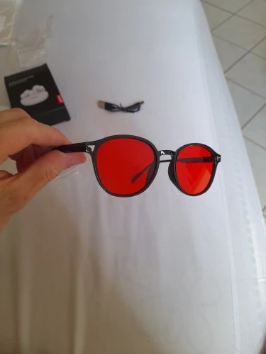 Photo d'acheteur : lunettes à verres rouges tenues en main