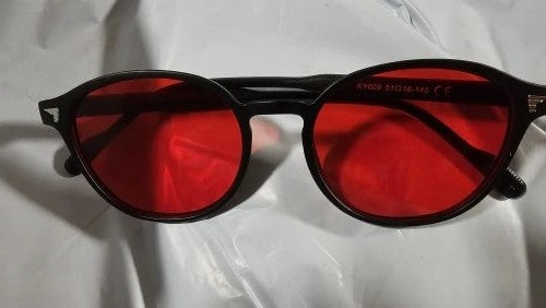 Photo d'acheteur : lunettes à verres rouges posées sur un tissu